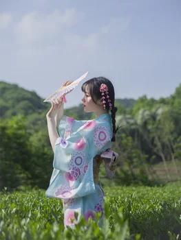 Жена традиционно японско кимоно юката, рокля за фотография, кралят костюм небесносин с флорални принтом, реколта дрехи
